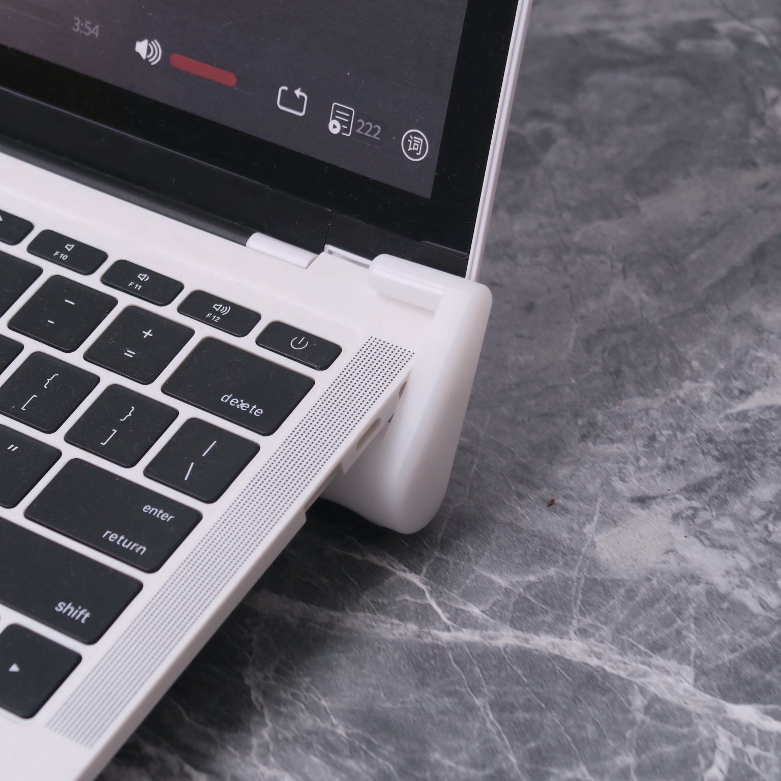 ポータブルラップトップスタンド、折りたたみ式、目立たない冷却 - Desk Setup Mac のレビューと価格